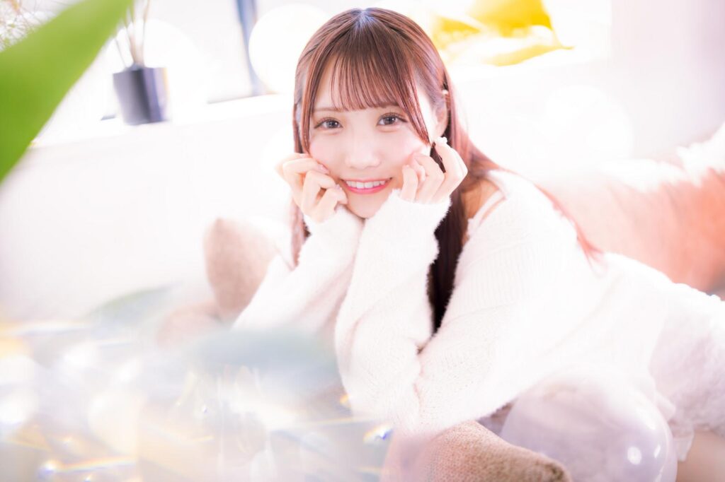 くつろぐ笑顔の女性です。