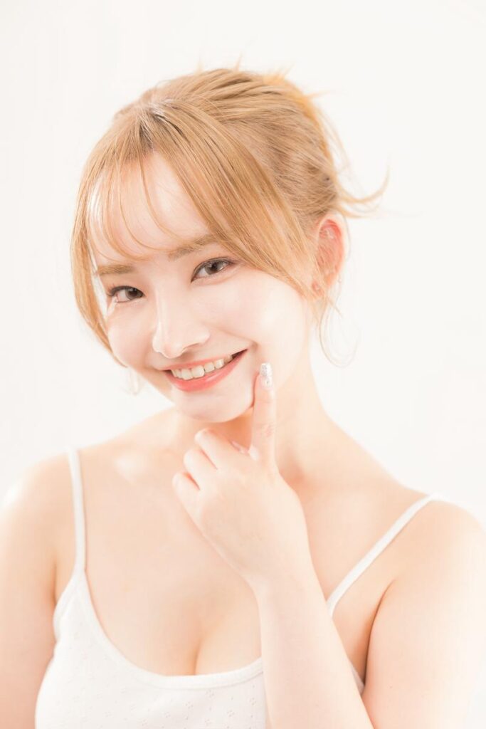 白い歯を見せて笑う女性