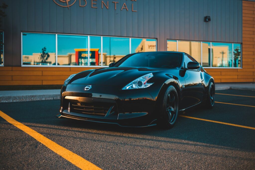 街を走っている、高級車です。